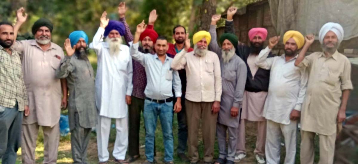 किसानों की जायज मांगों को लेकर केंद्र और राज्य सरकार के खिलाफ प्रदर्शन किया